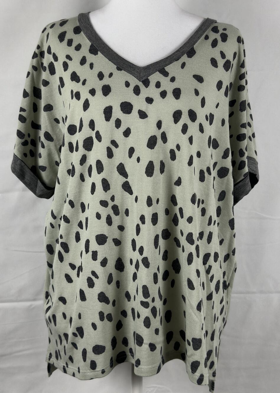 NWOT Vine & Love Sage Animal Print V‑Neck Contrast Trim Top – Women’s Size Large